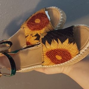 New Sunflower 🌻 Sandals size 9